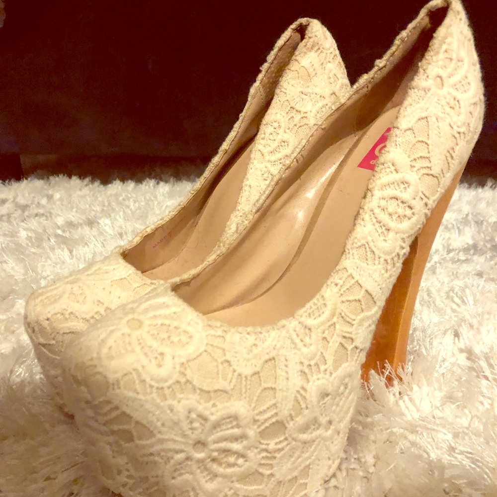 Dolce Vita, Ivory Floral Lace Pumps size 7